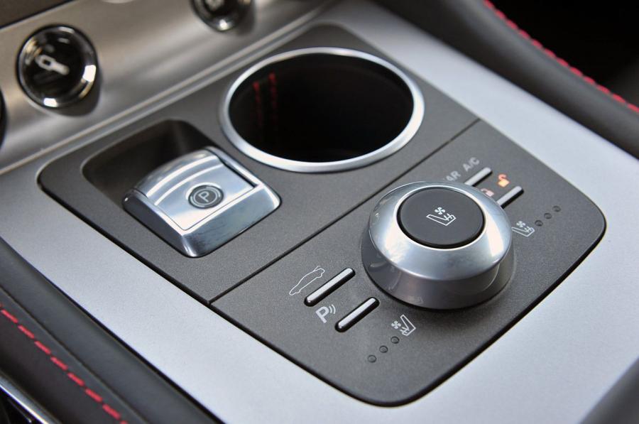 Детали интерьера Aston Martin Rapide S 2013 года  (NA) (фото 26 из 94)